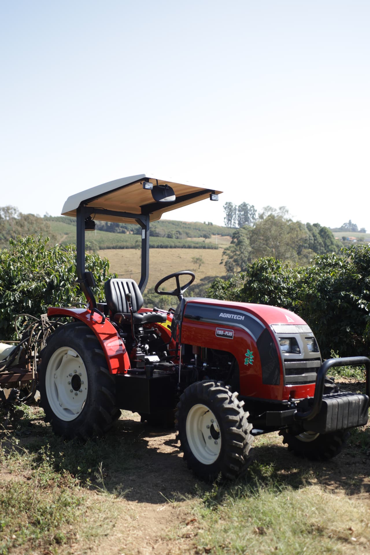 Detalhe de trator Agritech 1155 Plus em meio ao cafezal