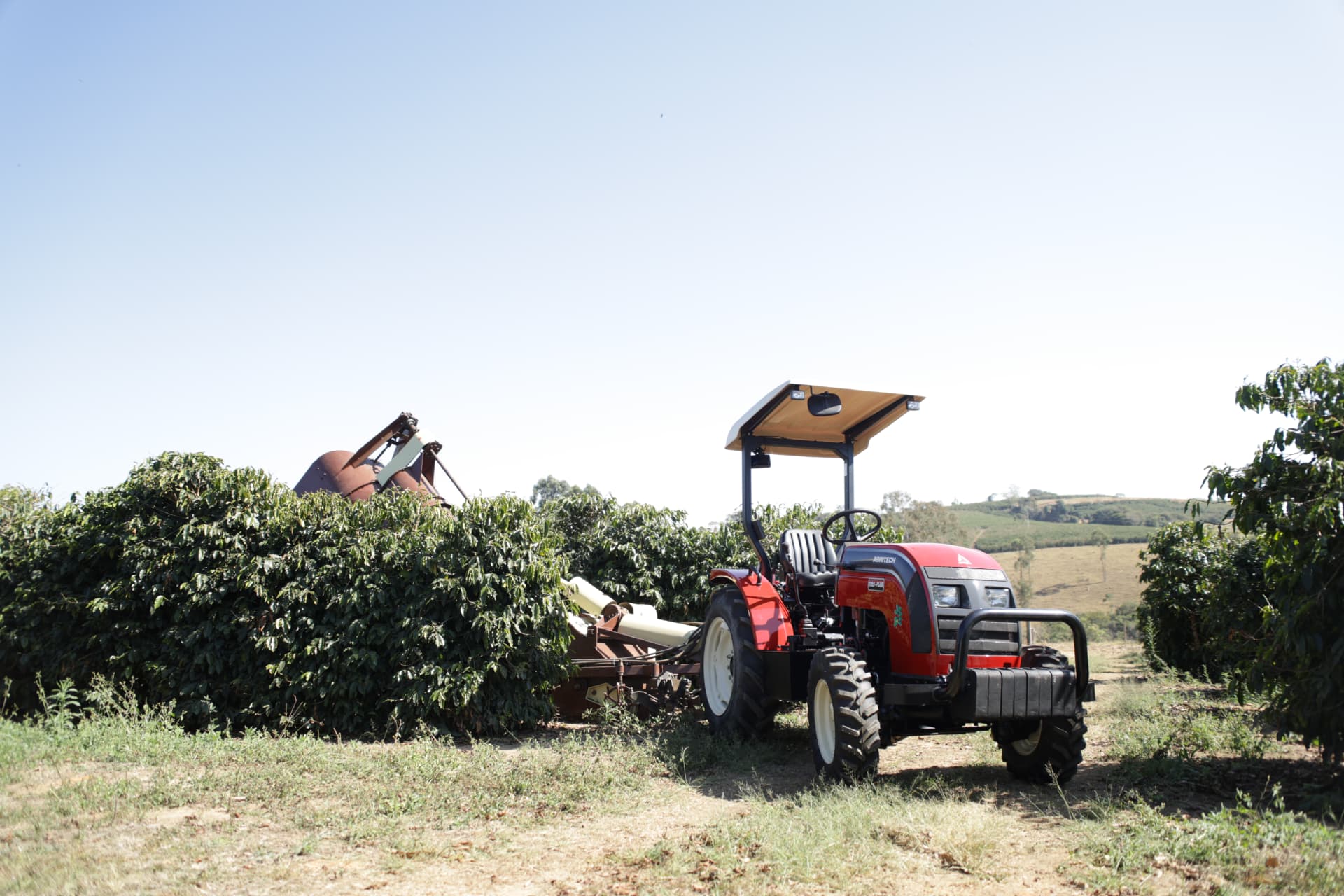 Trator Agritech com implemento em cafezal